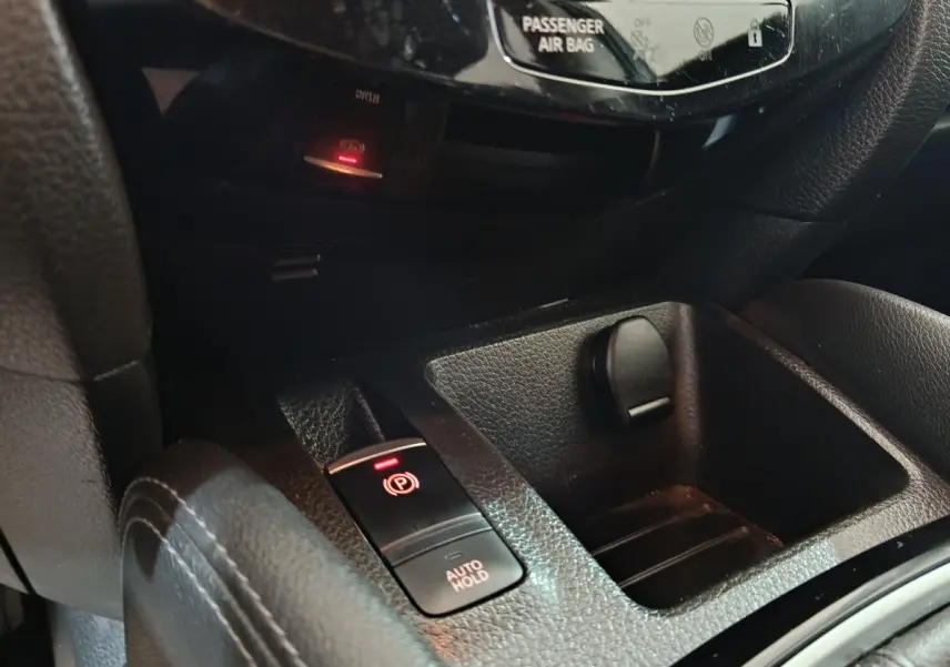 Gros plan sur la console centrale du Nissan Qashqai 2019 montrant le frein à main électrique et l'auto hold.