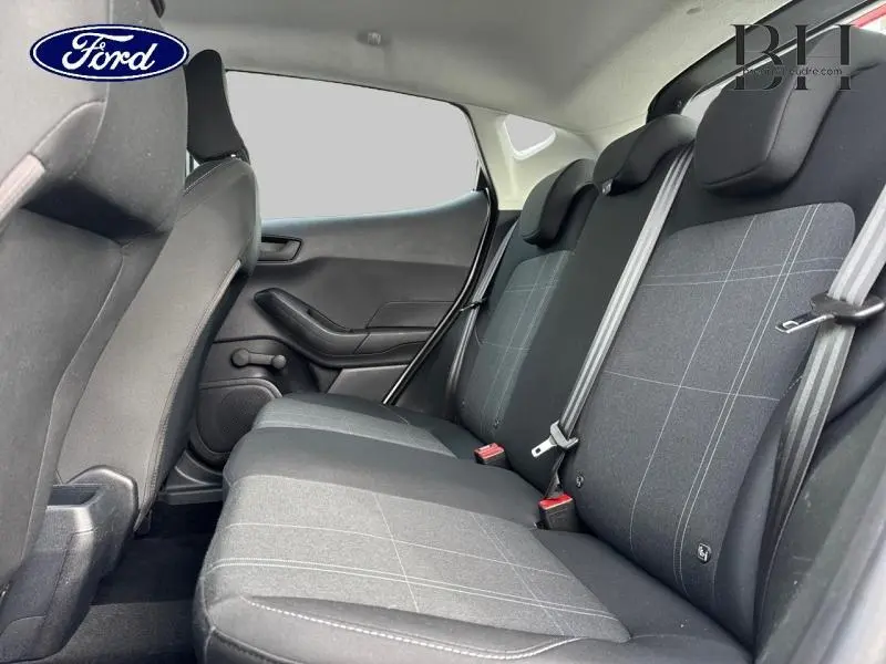 Vue intérieure côté droit montrant la banquette arrière en tissu gris à motifs clairs de la Ford Fiesta 2021.