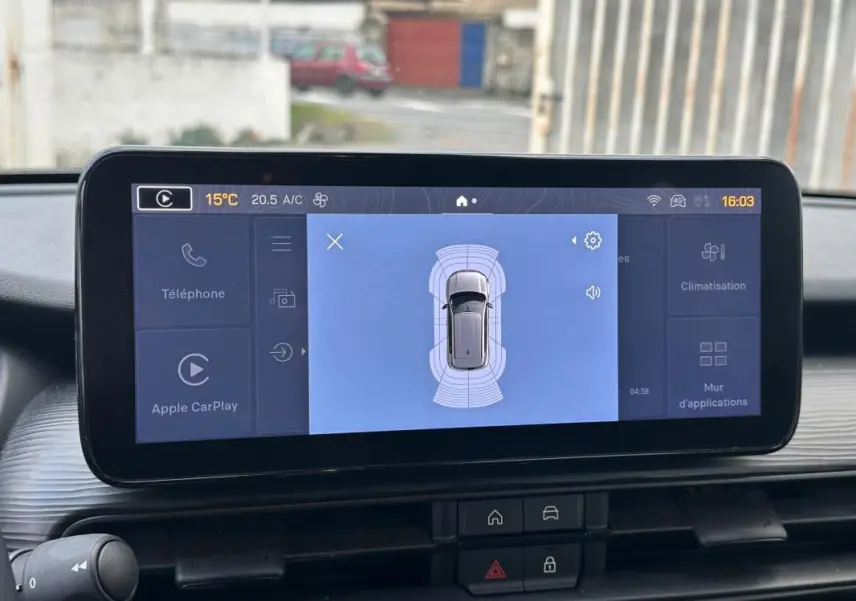 Vue rapprochée de l'écran tactile central du Jeep Avenger 2024 montrant l'interface de détection d'obstacles.