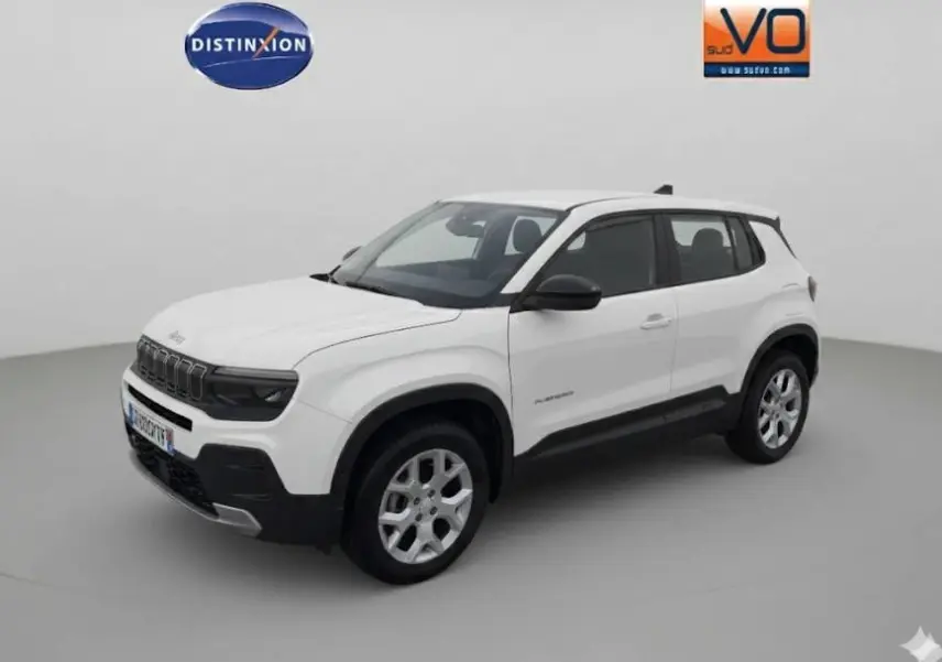 Jeep Avenger blanc en vue 3/4 avant droit, avec jantes alliage 17 pouces et rétroviseurs noirs contrastés.