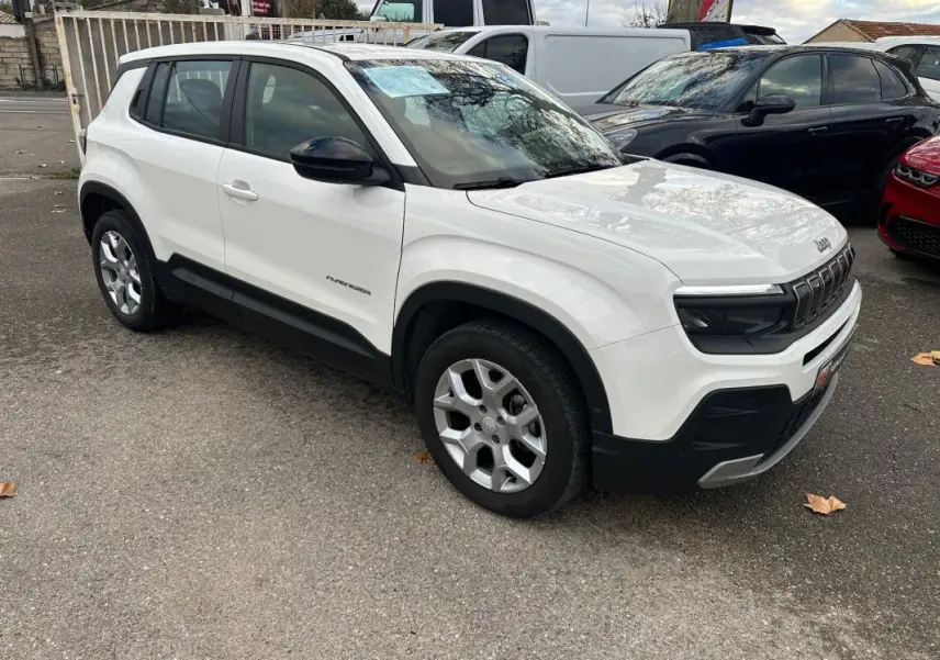 Vue 3/4 avant droite d'un Jeep Avenger blanc avec jantes alliage 17 pouces et rétroviseurs noirs.