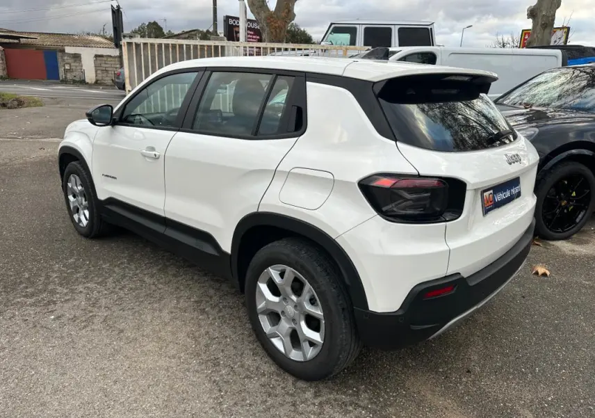 Jeep Avenger blanc vu en 3/4 arrière droit, avec jantes alliage 17 pouces et vitres teintées.