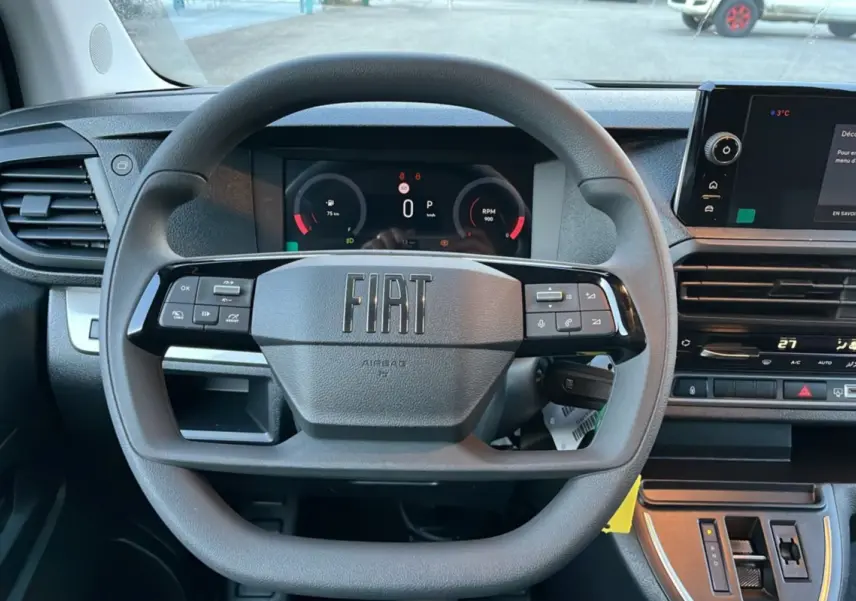 Vue frontale du volant multifonctions noir FIAT SCUDO FOURGON 2025 avec tableau de bord digital et écran tactile.