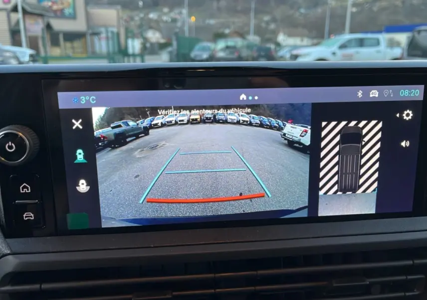 Écran de caméra de recul du Fiat Scudo Fourgon noir, vue arrière avec lignes de guidage et vue aérienne du véhicule.
