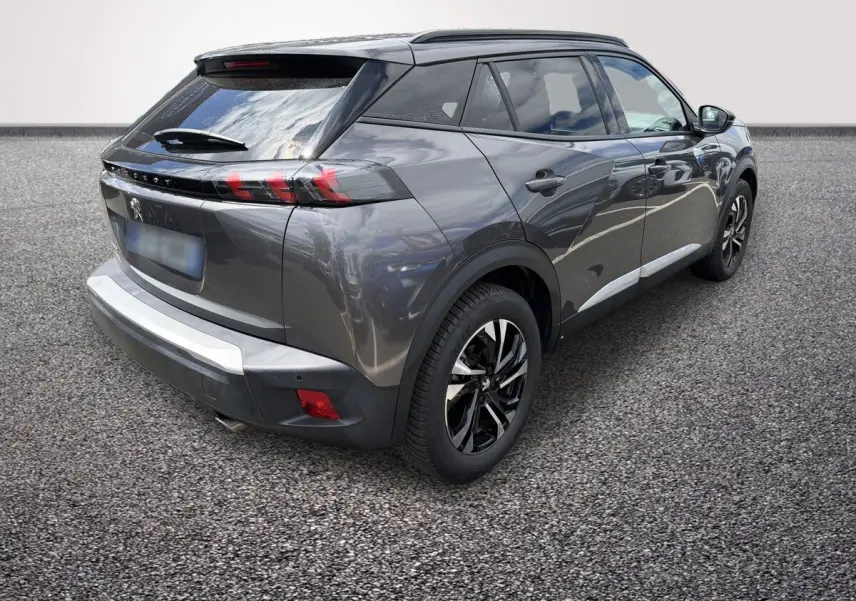 Peugeot 2008 gris foncé vue 3/4 arrière droit, avec feux arrière LED et jantes alliage bicolores.