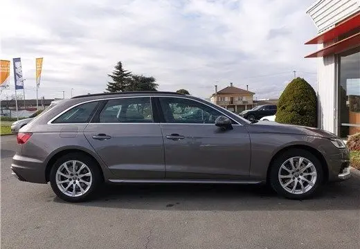 Audi A4 Avant Business gris Terra vue de profil côté gauche, soulignant ses lignes élégantes et ses jantes alliage.