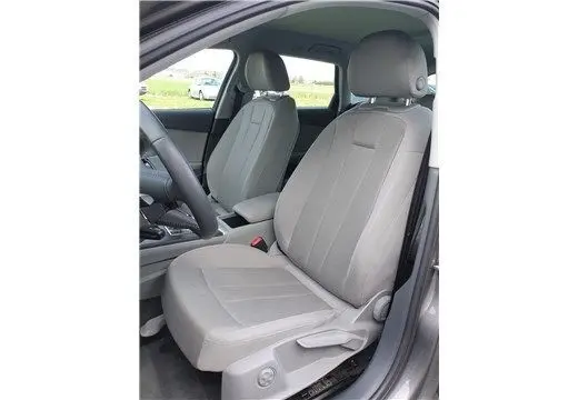 Intérieur de l'Audi A4 Avant Business 2020 en gris Terra, vue côté gauche sur les sièges avant en tissu clair.