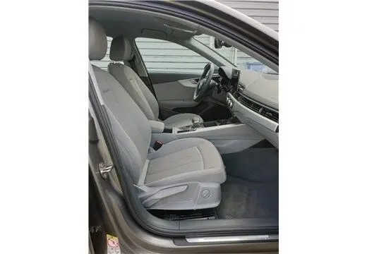 Intérieur de l'Audi A4 Avant Business 2020 en gris Terra, vue côté gauche sur les sièges avant et le tableau de bord moderne.