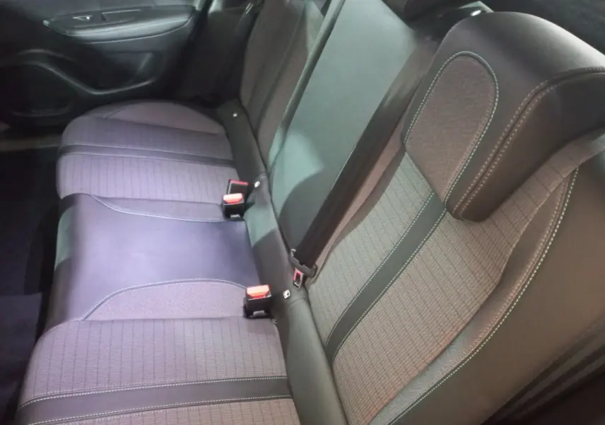 Banquette arrière en tissu gris et cuir noir de la Peugeot 2008 BlueHDi 110, vue côté droit intérieur.