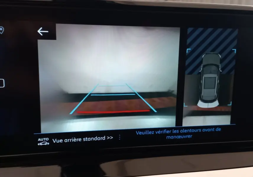 Écran tactile du système de navigation montrant la caméra de recul et l'aide au stationnement du Peugeot 2008 orange.