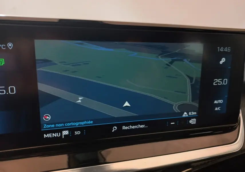 Écran tactile de navigation 10 pouces affichant une carte, tableau de bord intérieur Peugeot 2008 2021.