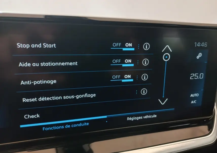 Écran tactile central du Peugeot 2008 Orange 2021 affichant les réglages d'aide à la conduite et climatisation à 25°C