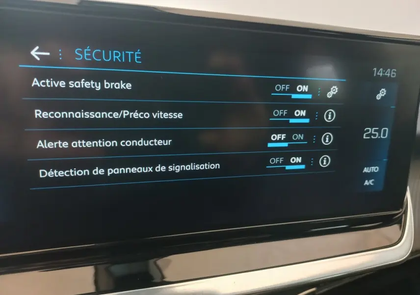 Écran tactile du tableau de bord du Peugeot 2008 orange affichant les réglages de sécurité active.
