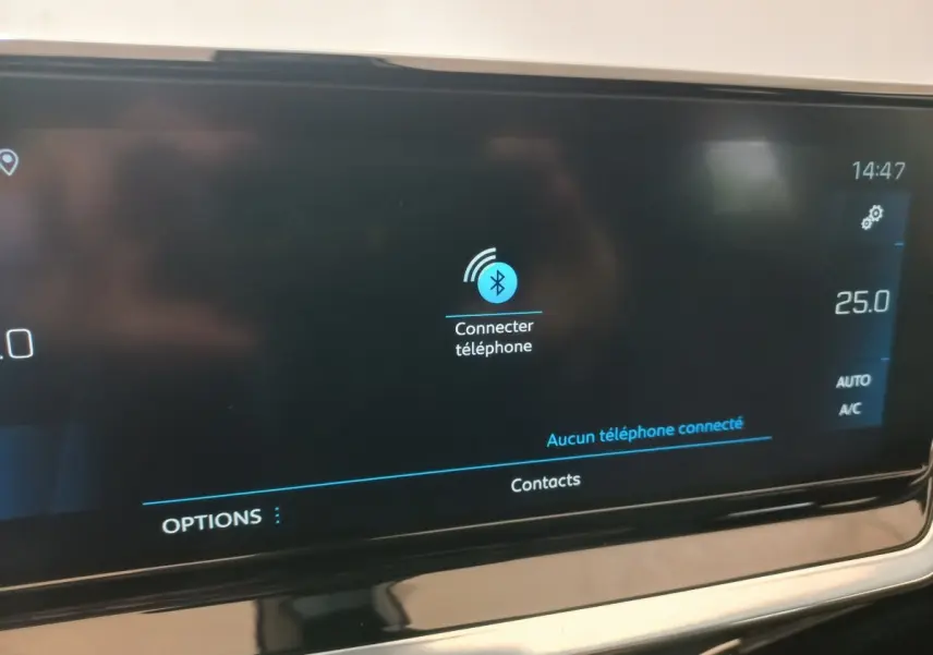 Écran tactile central de 10 pouces du tableau de bord du Peugeot 2008 Orange, affichant la connexion Bluetooth téléphone.