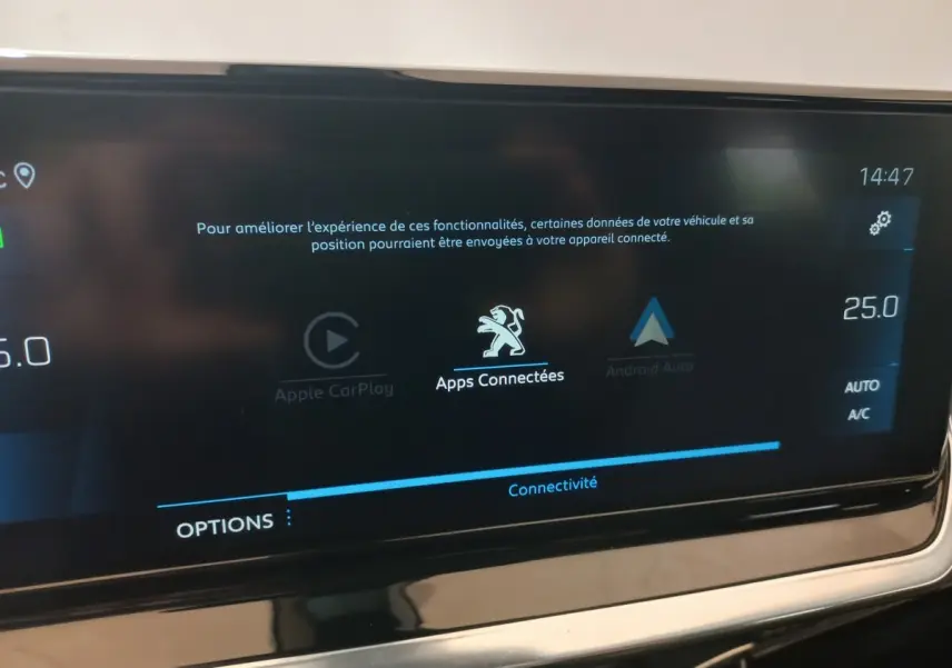 Écran tactile central affichant les options connectées dans l'habitacle du Peugeot 2008 orange, version 2021.