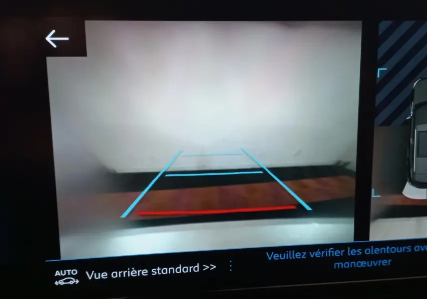 Affichage caméra de recul Peugeot 2008 orange, vue arrière avec lignes de guidage bleues et rouges visibles