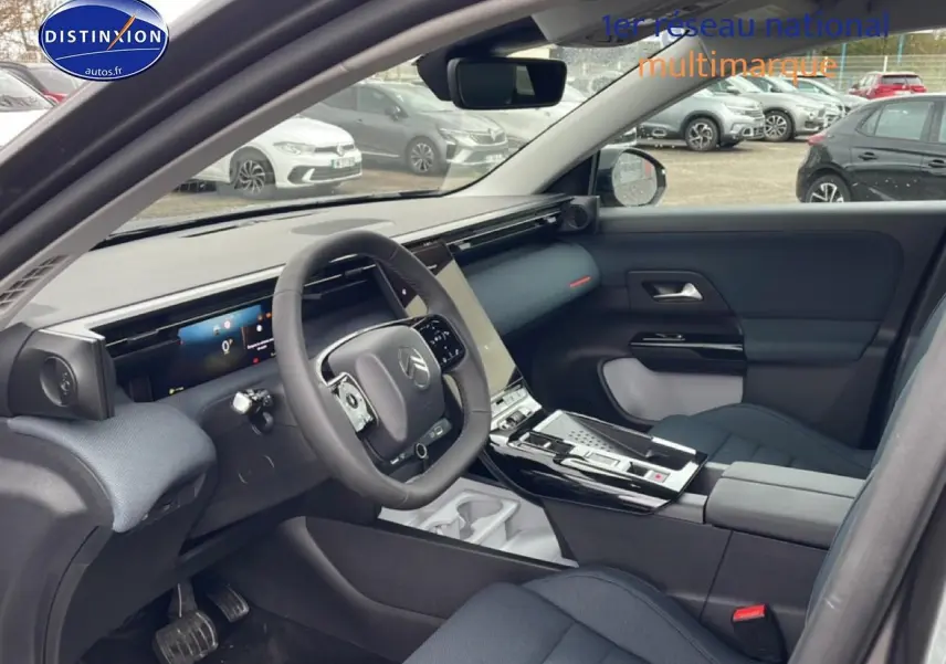 Vue intérieure côté conducteur du Citroën C5 Aircross gris platinium, avec tableau de bord numérique et console centrale moderne.