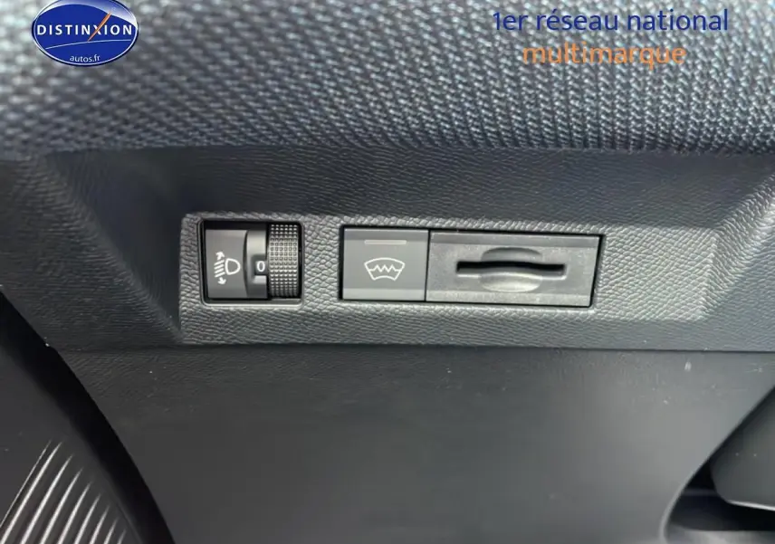 Gros plan sur les commandes de réglage des phares et du pare-brise du Citroën C5 Aircross gris platinium.