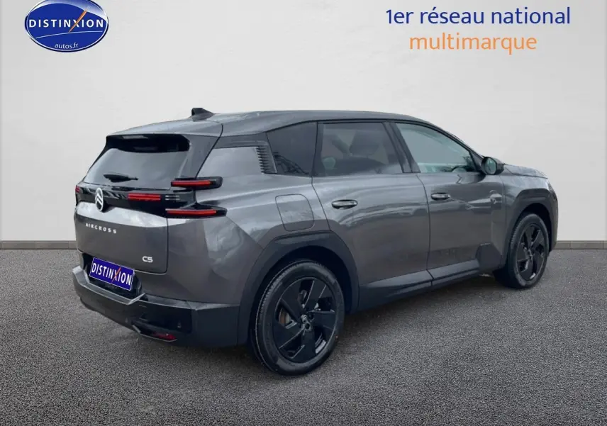 Vue 3/4 arrière droite d’un Citroën C5 Aircross gris platinium avec jantes alliage noires et feux arrière LED.