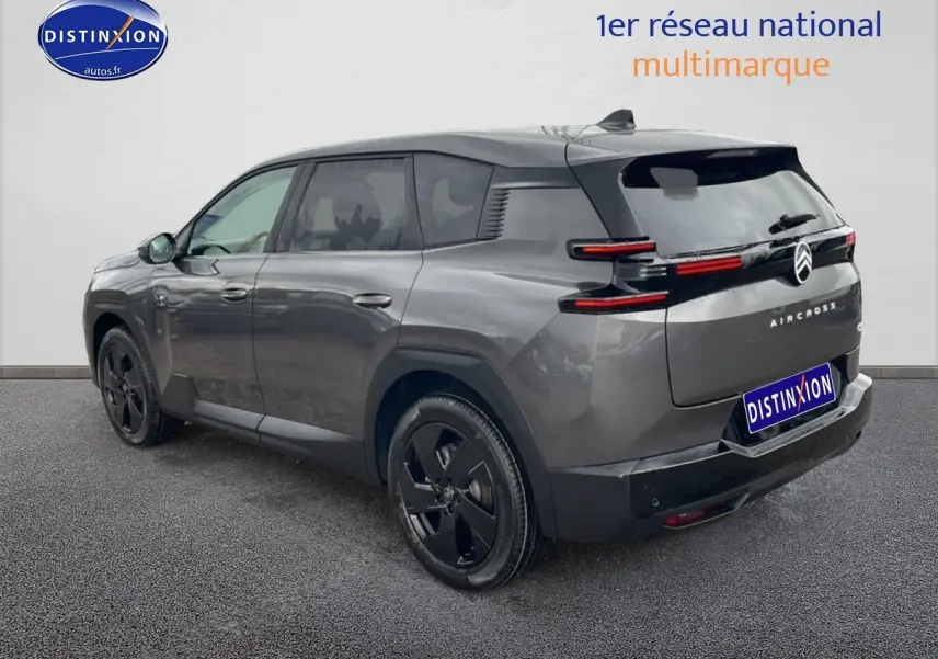 Vue 3/4 arrière droite d'un Citroën C5 Aircross gris platinium avec jantes noires et feux arrière LED distinctifs.