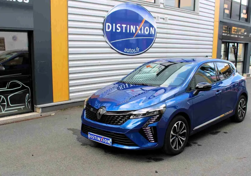 Vue 3/4 arrière droite d'une Renault Clio bleu iron metal avec feux LED et jantes alliage noires et argentées.