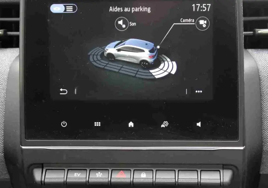 Écran tactile intérieur montrant l'aide au parking avec représentation 3D d'une Renault Clio vue de dessus en gris.