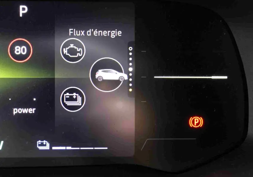 Affichage numérique du tableau de bord montrant le flux d'énergie hybride de la Renault Clio 2025, avec indicateur de frein à main rouge.