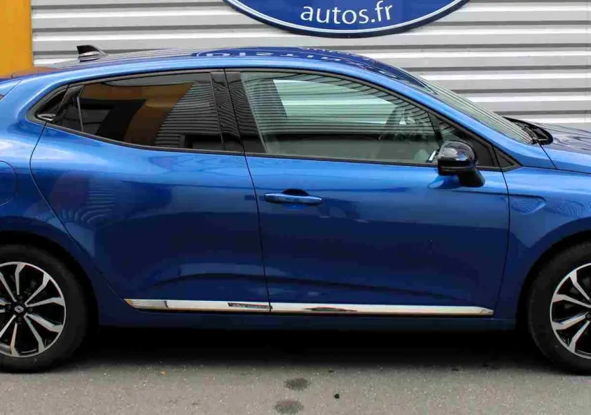 Profil droit de la Renault Clio 2025 bleu Iron Metal avec jantes alliage et détails chromés sur bas de caisse.