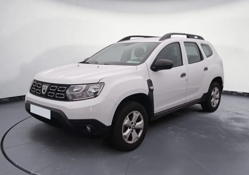 Dacia Duster blanc 4x2 ECO-G 2021 en 3/4 avant droit, avec jantes alliage et barres de toit noires.