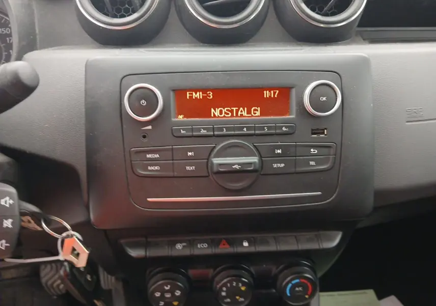 Vue rapprochée du tableau de bord noir du Dacia Duster 2021, avec radio affichant la station NOSTALGI.