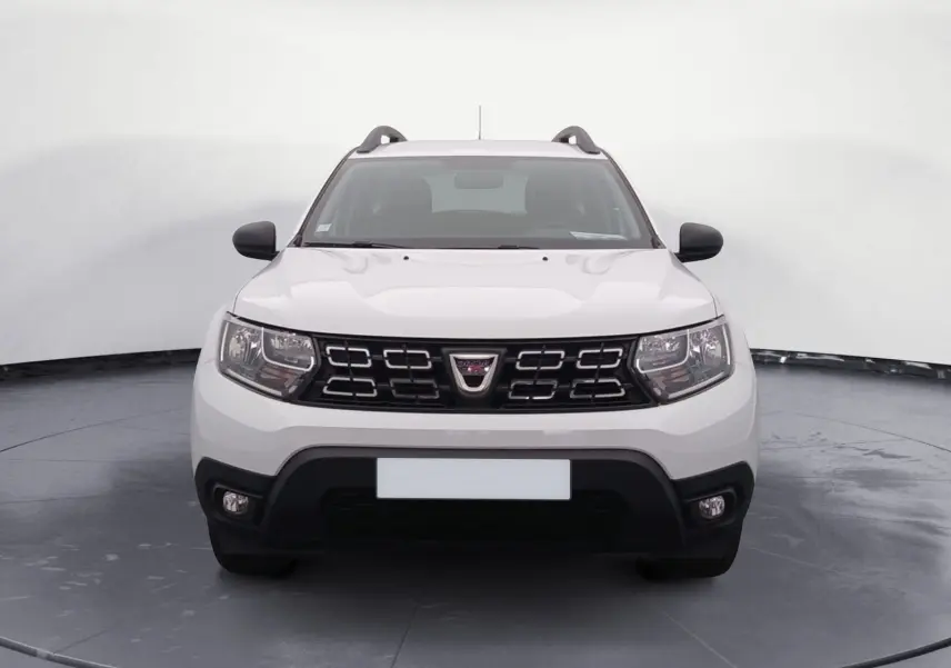 Vue frontale d'un Dacia Duster blanc 4x2 ECO-G 100 Essentiel 2021 avec calandre noire et phares LED.