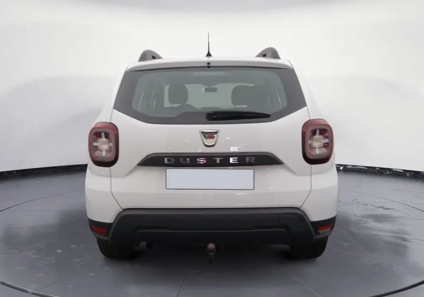 Vue arrière du Dacia Duster blanc 4x2 Eco-G 2021 avec attelage et feux arrière LED distinctifs.