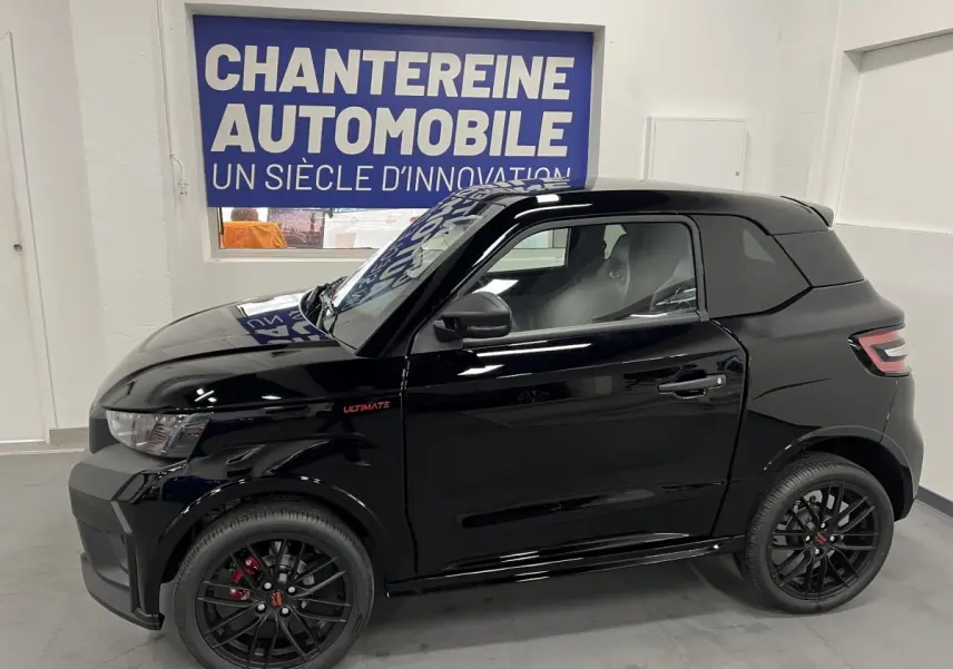 Vue latérale droite d'une LIGIER JS50 0.5 REVO D+ ULTIMATE noire avec jantes alu noires mates et badge Ultimate rouge.