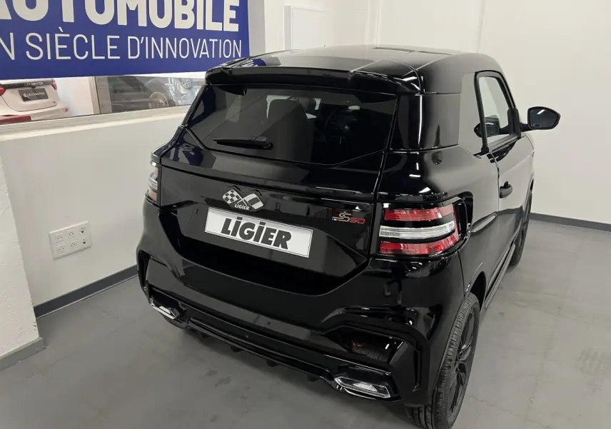 Vue 3/4 arrière droite de la LIGIER JS50 noire avec jantes alu noires mates et feux arrière LED distinctifs.