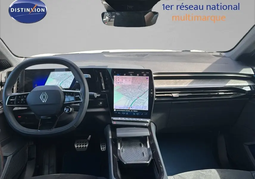Vue intérieure avant du Renault Rafale blanc 2024, mettant en valeur le tableau de bord numérique et l'écran central tactile.