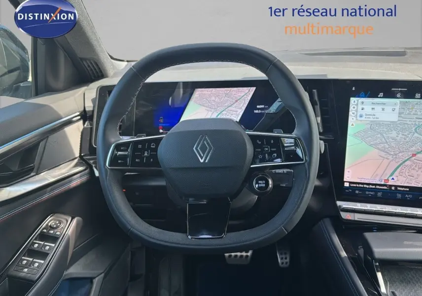 Vue intérieure centrée sur le volant noir du Renault Rafale 2024 avec écran tactile et affichage numérique.