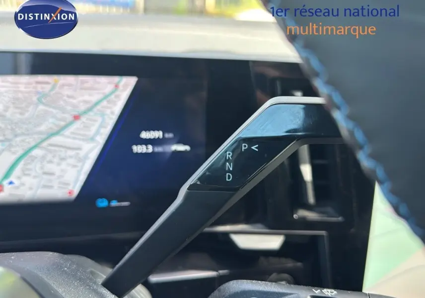 Le levier de vitesses automatique noir de la Renault Rafale hybride 2024, avec écran de navigation en arrière-plan.