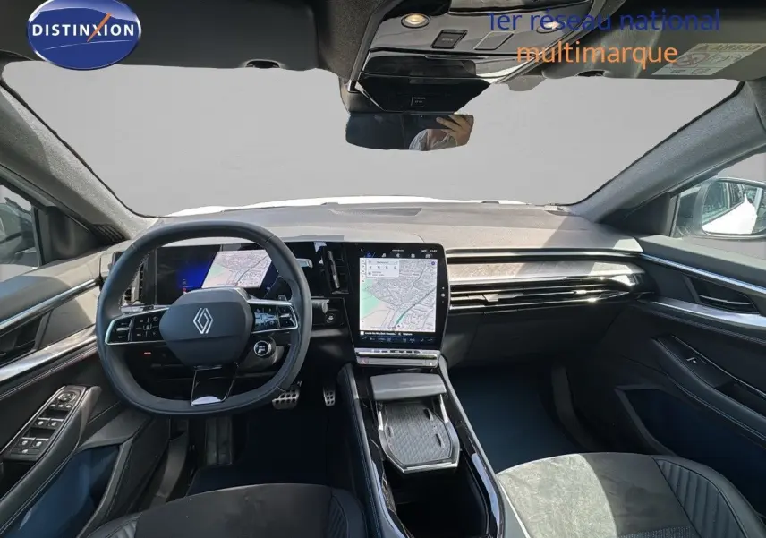 Intérieur du Renault Rafale 2024, vue frontale du poste de conduite avec écran tactile central et volant multifonction.