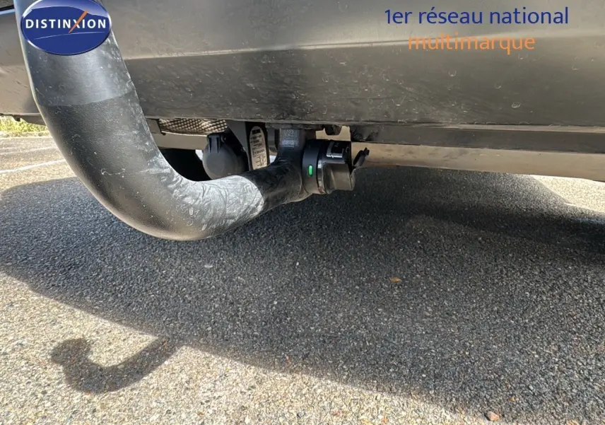 Gros plan sous l'arrière d'une Renault Rafale blanche 2024, montrant l'attelage de remorque et la prise électrique.