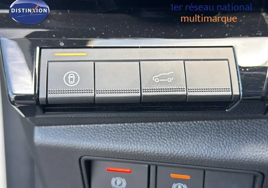 Gros plan sur les boutons de commande intérieurs du Renault Rafale blanc, avec icônes de verrouillage et ouverture du coffre.
