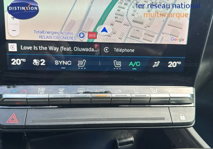 Vue rapprochée de l’écran tactile et de la console centrale du Renault Rafale blanc 2024, affichant la climatisation et la navigation.