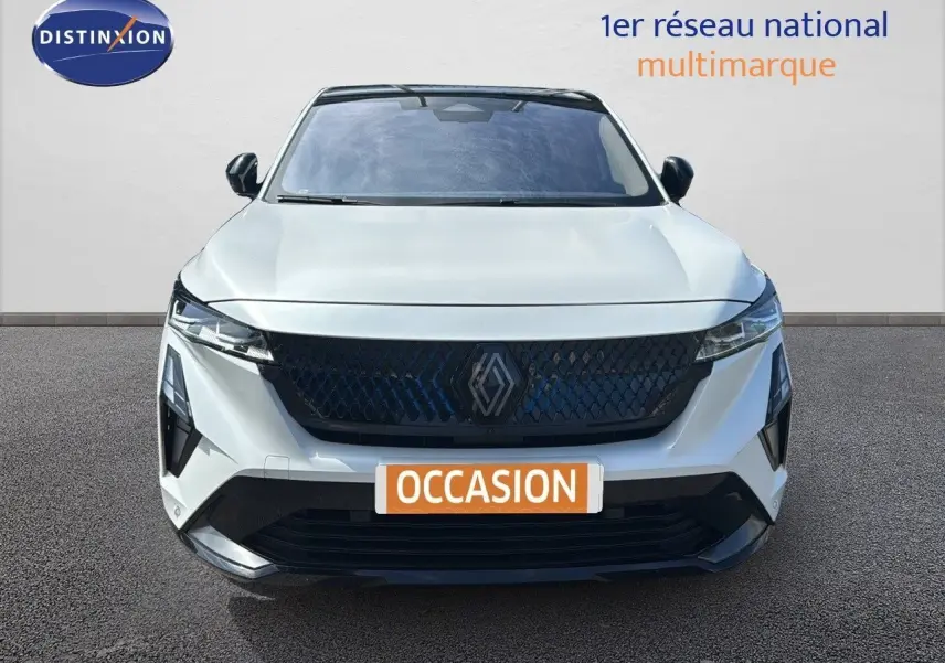 Renault Rafale blanc en 3/4 avant droit, avec calandre noire et jantes foncées distinctives.