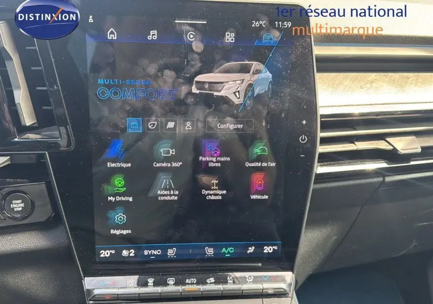Écran tactile central du tableau de bord du Renault Rafale blanc, affichant les options de conduite et réglages.