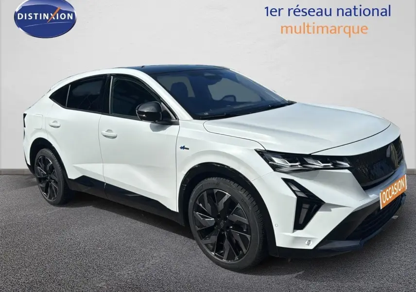 Vue 3/4 avant droit du Renault Rafale blanc 2024, avec jantes noires et détails Esprit Alpine visibles.