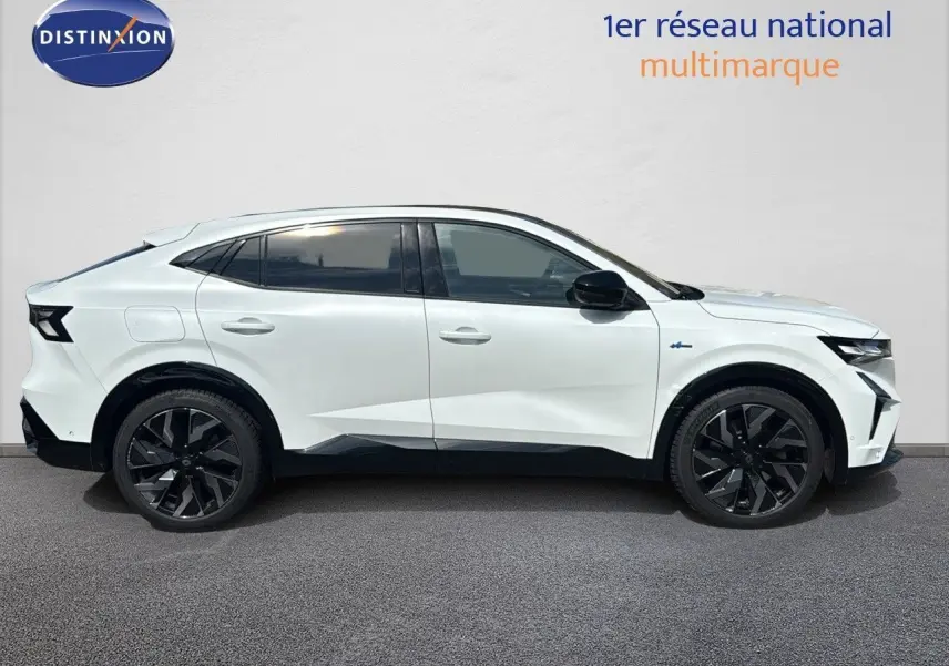 Profil droit du Renault Rafale blanc 2024 hybride, avec jantes noires et lignes dynamiques marquées.