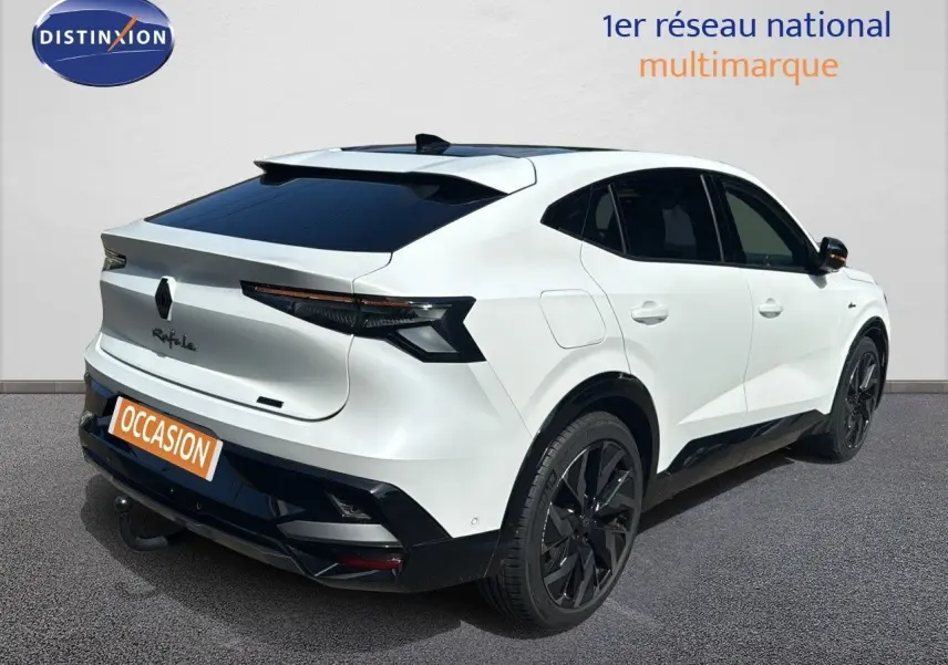 Vue 3/4 arrière droite d'une Renault Rafale blanche 2024 hybride avec jantes noires et toit panoramique.