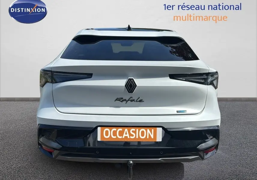 Vue arrière d'une Renault Rafale blanche 2024 avec logo central et feux arrière étirés, finition Esprit Alpine hybride essence.