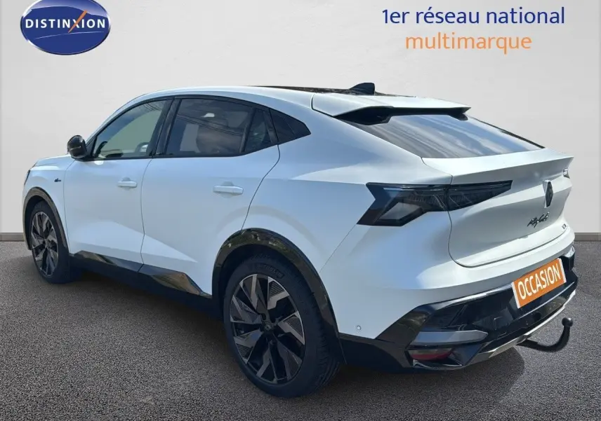 Vue 3/4 arrière droite du Renault Rafale blanc 2024 avec jantes noires et détails noirs contrastants.