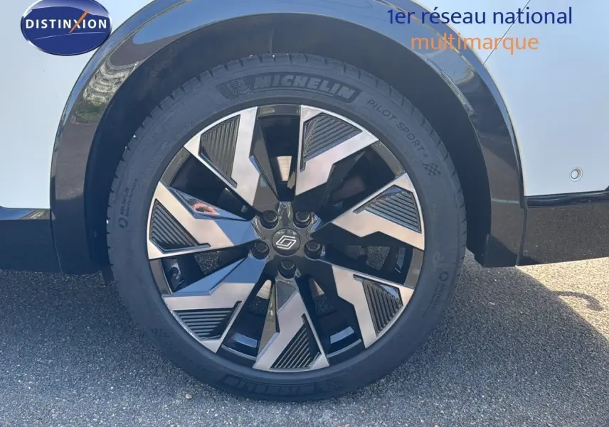Gros plan sur la roue avant droite du Renault Rafale blanc 2024 avec jante noire et argentée au design moderne.