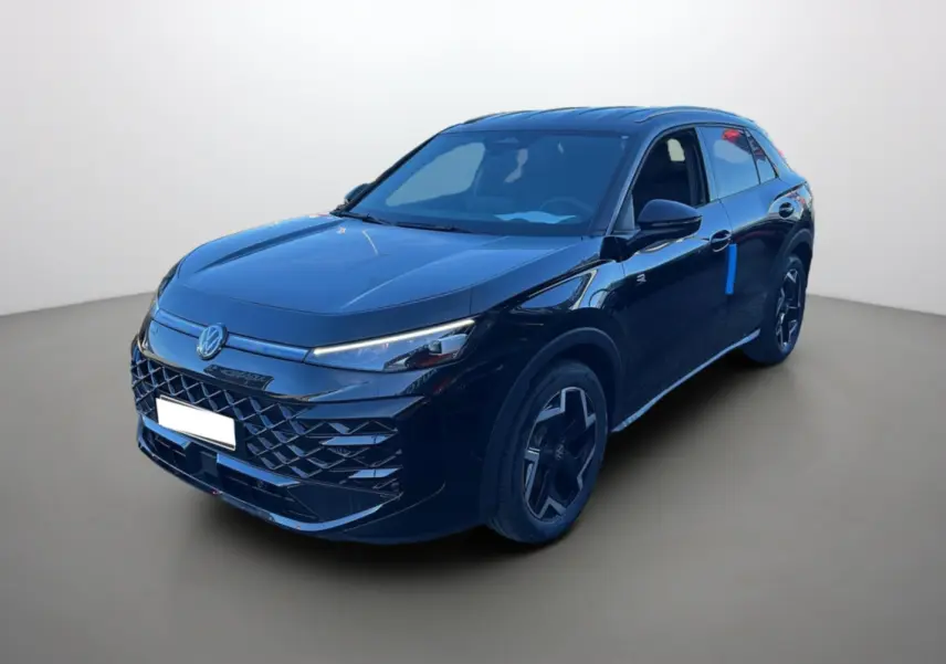 Volkswagen T-Roc noir ebène en 3/4 avant droit, avec calandre R-Line et jantes alu 18 pouces distinctives.
